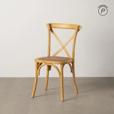 Cadeira de madeira clara com assento castanho contra fundo branco