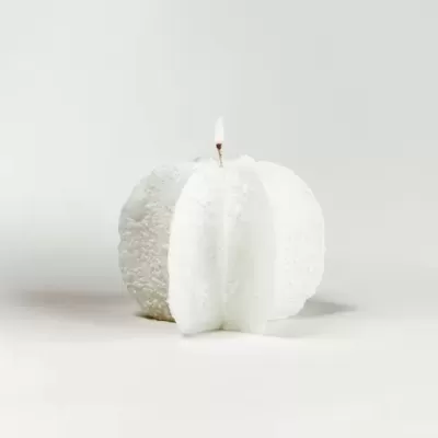 Vela branca decorativa com textura e forma segmentada