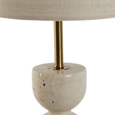 Abajur com base de pedra cinzenta, haste dourada e cúpula bege