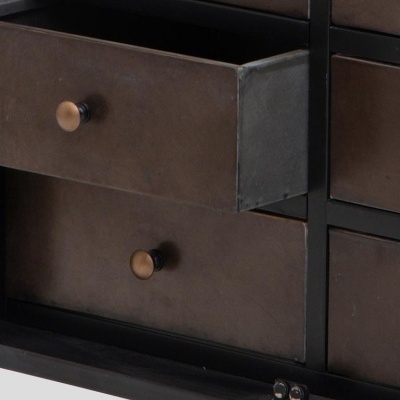 Gavetas metálicas castanhas escuras com puxadores e estrutura preta