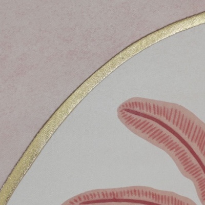 Prato decorativo com padrão de folhas cor-de-rosa e borda dourada
