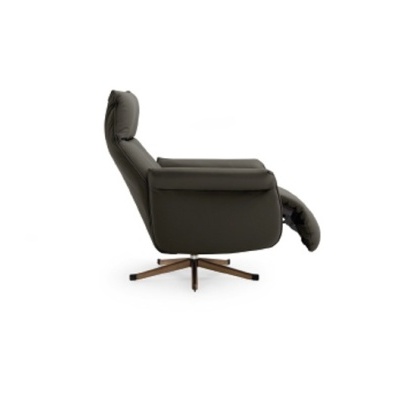 Poltrona reclinável de pele castanha escura com base giratória de metal e madeira