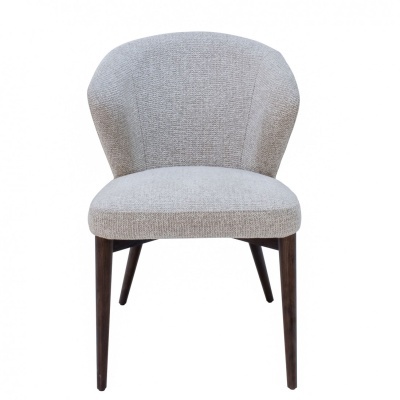 Cadeira cinza claro estofada com pernas de madeira castanha