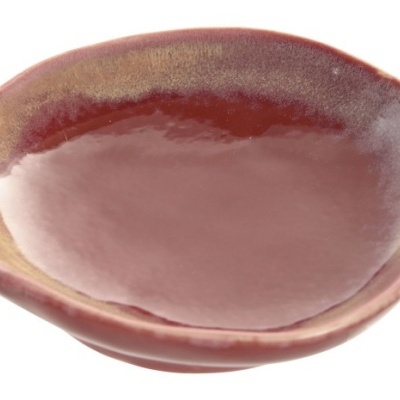 Prato oval de cerâmica vermelha com acabamento brilhante e bordas irregulares