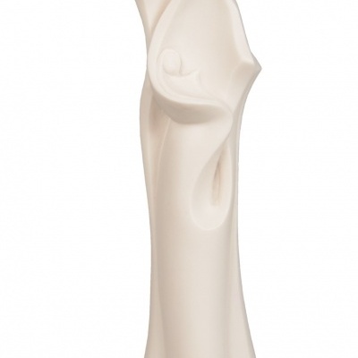 Escultura abstrata branca de duas figuras humanas estilizadas.