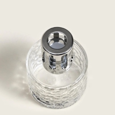 Frasco redondo de vidro texturizado transparente com tampa metálica prateada