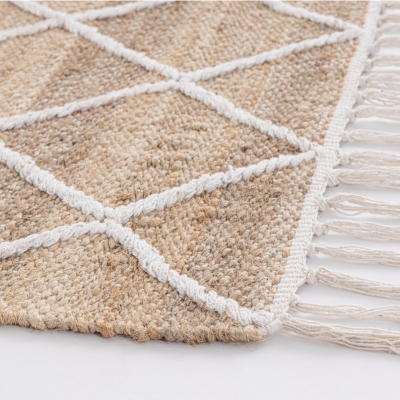 Tapete bege com padrão geométrico branco e franjas