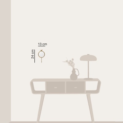 Mesa de madeira clara com jarro, flores secas, candeeiro e anel dourado pendurado na parede