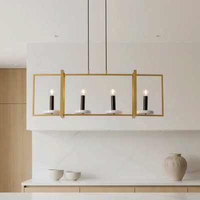 Candeeiro pendente dourado com quatro lâmpadas expostas numa cozinha minimalista.