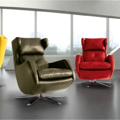 Quatro poltronas giratórias coloridas num espaço moderno