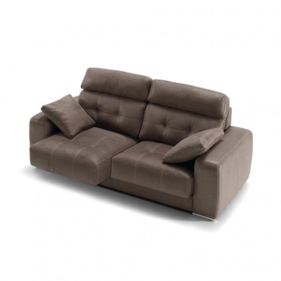 Sofá castanho de dois lugares com almofadas