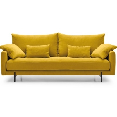 Sofá amarelo de tecido com almofadas e pernas metálicas pretas