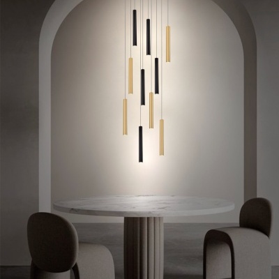 Mesa de jantar redonda com cadeiras cinzentas e candeeiro pendente preto e dourado