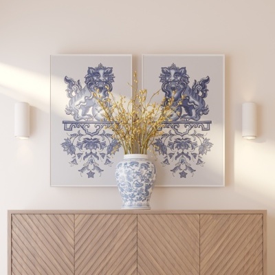 Cómoda em madeira clara com vaso decorativo azul e branco e dois quadros de leões em azul na parede