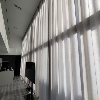 Cortinas brancas translúcidas em ambiente interior moderno