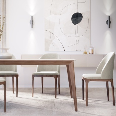 Sala de jantar moderna com mesa de madeira e cadeiras estofadas cinza claras