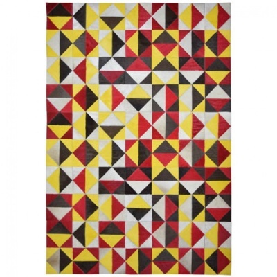 Tapete geométrico colorido com triângulos vermelhos, amarelos, brancos e pretos