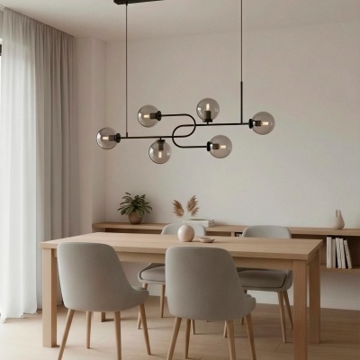 Sala de jantar minimalista com mesa de madeira clara, cadeiras cinza e candeeiro suspenso com globos de vidro.