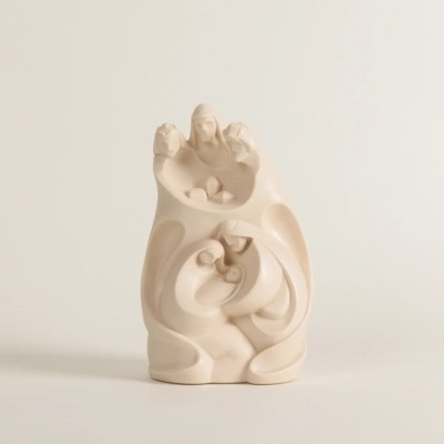 Escultura cerâmica branca de figuras humanas estilizadas em abraço