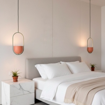 Quarto com cama cinzenta, roupa branca, manta bege, mesas de cabeceira em mármore, plantas e luminárias laranja suspensas