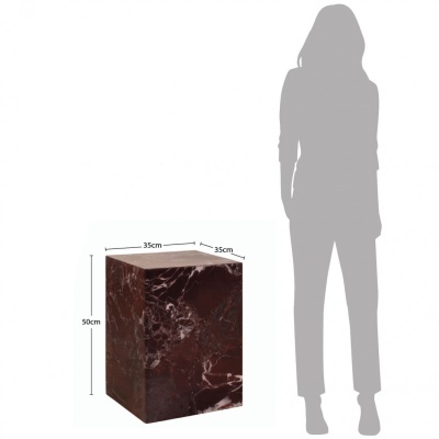 Cubo decorativo em mármore escuro com veios brancos ao lado de silhueta feminina cinzenta para escala