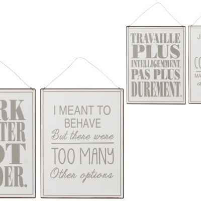 Quatro quadros decorativos com frases em inglês e francês em moldura metálica e fundo bege