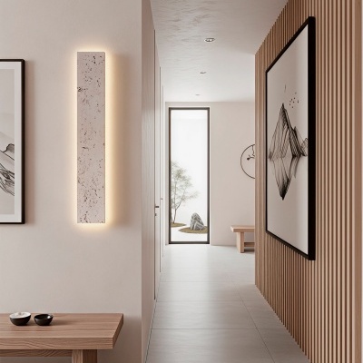 Corredor moderno com decoração minimalista de paredes claras e ripadas em madeira, banco de madeira clara e quadros preto e branco.