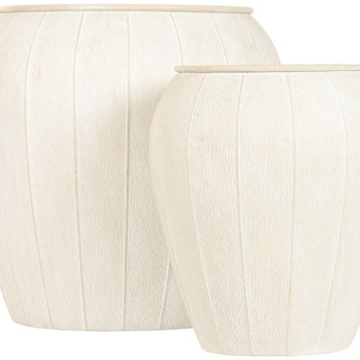 Conjunto de dois vasos decorativos brancos com textura riscada e linhas verticais.
