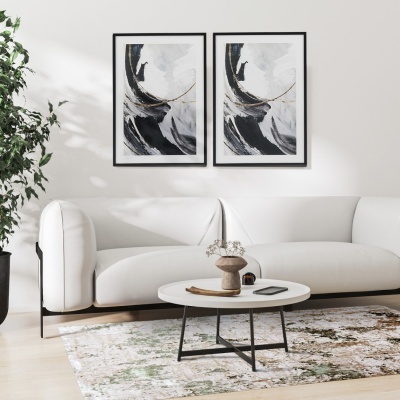 Sala de estar com sofá branco, mesa de centro redonda branca, tapete estampado e quadros abstratos