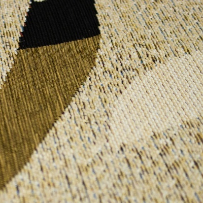 Tecido têxtil com padrão abstrato em tons de bege, preto e verde-oliva