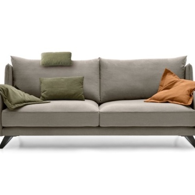 Sofá cinza claro com almofadas verdes e castanhas