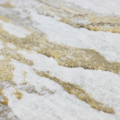 Tapete branco com padrão dourado felpudo e textura espessa