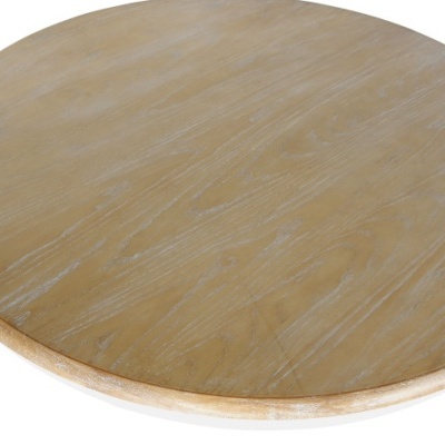 Tábua redonda de madeira clara com textura de grãos visíveis