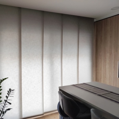 Painel japonês em tecido branco com textura em ambiente interior moderno