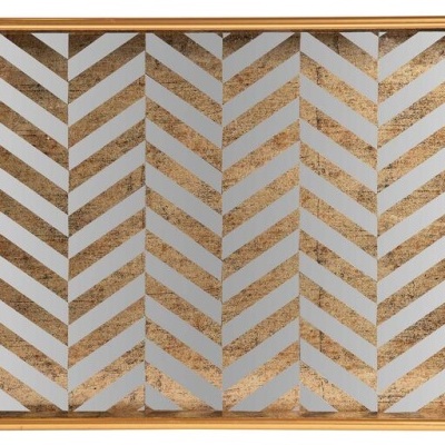 Tabuleiro decorativo retangular com padrão dourado e branco e moldura metálica dourada