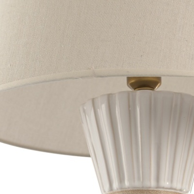 Abajur bege com base branca cerâmica ranhurada e detalhe dourado