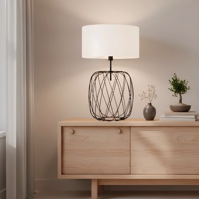 Candeeiro de mesa moderno com estrutura metálica preta e cúpula branca sobre móvel em madeira clara