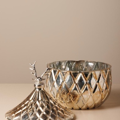Vaso metálico prateado com padrão geométrico e tampa decorativa com galhos