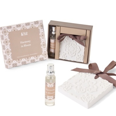 Conjunto de fragrância Harmony in Bloom com frasco de vidro e placa decorativa embalada