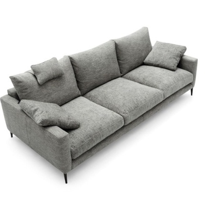 Sofá cinza de três lugares com almofadas acolchoadas