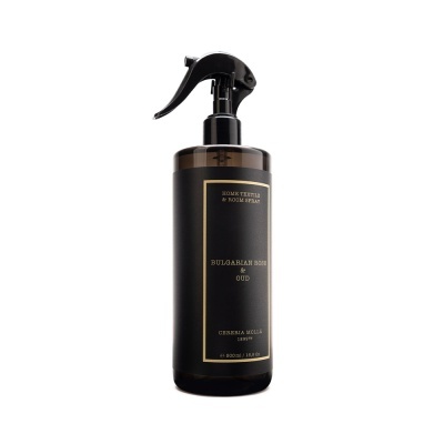 Frasco spray castanho com aplicador preto e etiqueta preta com texto dourado