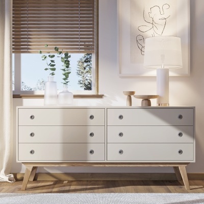 Aparador de madeira claro com decoração e janela com cortina de madeira.