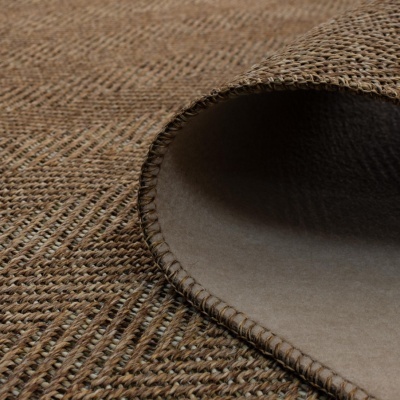 Tapete trançado castanho e bege com verso liso bege