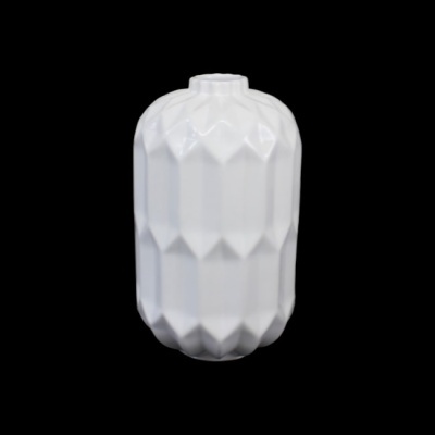 Vaso branco de cerâmica com relevo geométrico