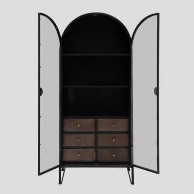 Armário metálico preto com portas de vidro e gavetas marrons