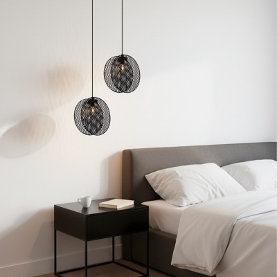 Quarto com cama cinzenta, mesa de cabeceira preta, candeeiros pendentes pretos e chão de madeira.