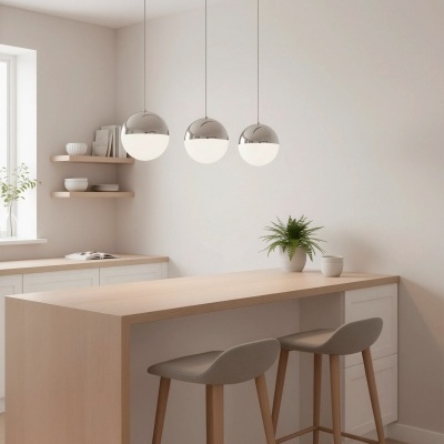 Barra de cozinha em madeira clara com cadeiras altas e candeeiros pendurados