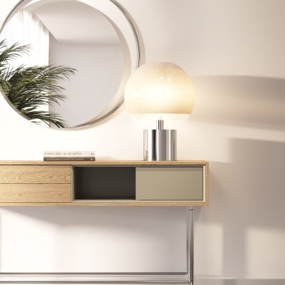 Aparador de madeira com espelho redondo e lâmpada de mesa com base metálica