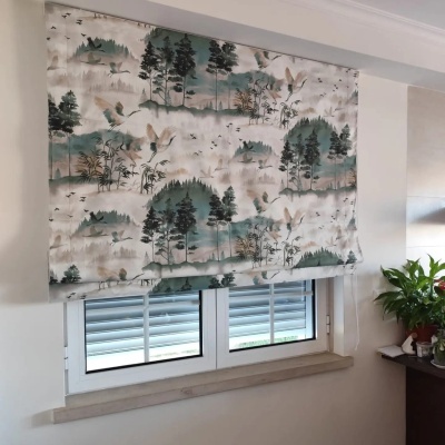 Estores de janela com padrão de floresta em tecido verde, bege e castanho