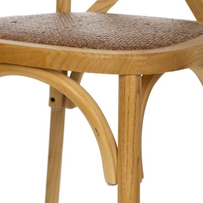 Cadeira de madeira clara com assento trançado castanho